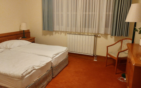 Hotel Szpalma, Porva-Szpalmapuszta