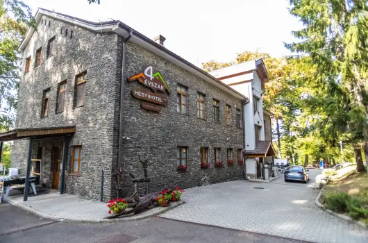 4 �vszak Hegyihotel - Kedvezm�nyes �r csal�dok r�sz�reak