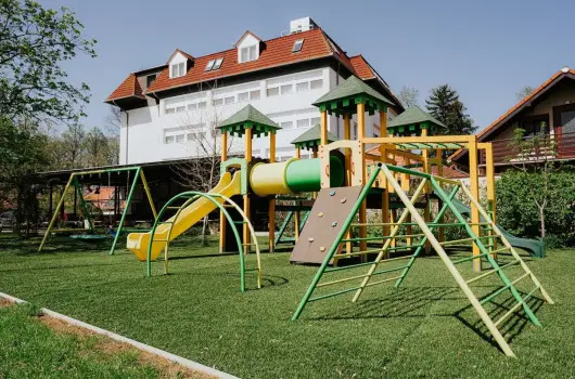 Aqua Hotel - Kedvezm�nyes �r csal�dok r�sz�reak f�lpanzi�s ell�t�ssal (1 �jt�l)