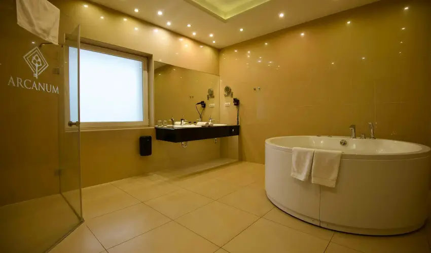 Arcanum Hotel B�k�scsaba - Fedezz�k fel B�k�scsab�t Munk�csy nyom�ban, f�rd�bel�p�vel (min. 2 �j)