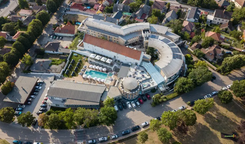 CE Plaza Hotel Sifok - Tk j csaldi kaland & varzslatos Halloween htvge (min. 2 j)