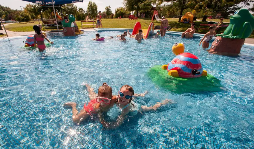 Cegldfrd Apartmanpark s Kemping Cegld - Kikapcsolds Ceglden - csszdapark-, s frdbelpvel (min. 2 j)