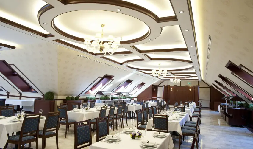 Centrum Hotel Debrecen - Kedvezm�nyes �r csal�dok r�sz�re reggelivel