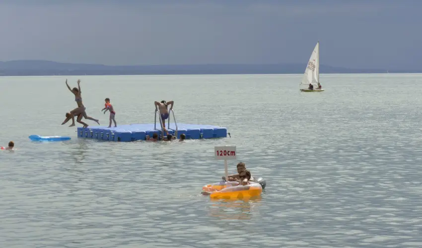 Club Tihany Hotel Tihany - Kedvezmnyes r csaldok rszreak flpanzis elltssal - teljes elrefizetssel (1 jtl)