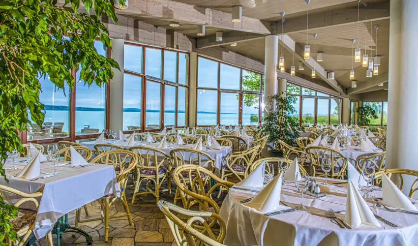 Club Tihany Hotel Tihany - Kedvezmnyes r csaldok rszreak flpanzis elltssal - teljes elrefizetssel (1 jtl)