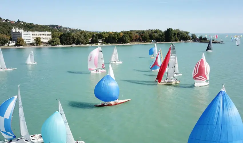 Club Tihany Hotel Tihany - Kedvezmnyes r csaldok rszreak flpanzis elltssal - teljes elrefizetssel (1 jtl)