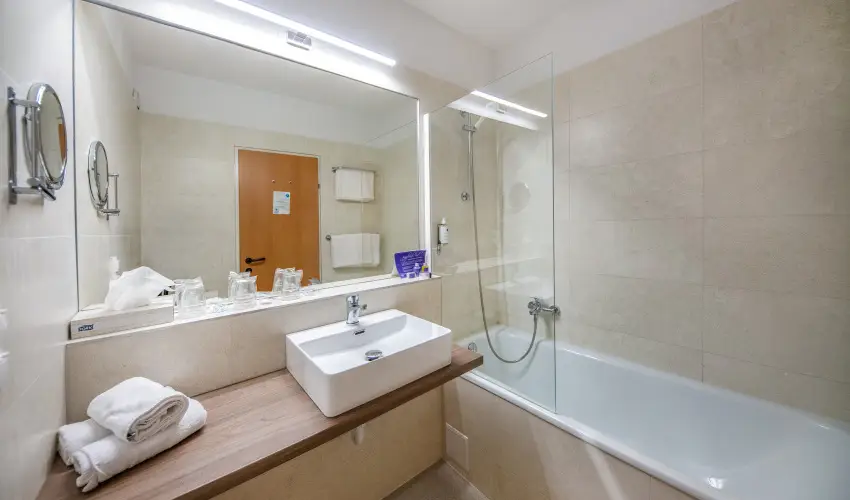 Club Tihany Hotel Tihany - Kedvezmnyes r csaldok rszreak flpanzis elltssal - teljes elrefizetssel (1 jtl)