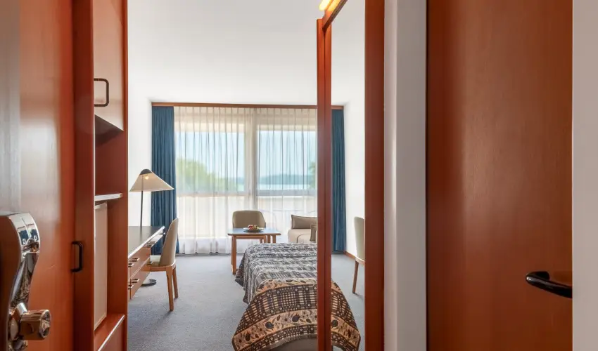 Club Tihany Hotel Tihany - Kedvezmnyes r csaldok rszreak flpanzis elltssal - teljes elrefizetssel (1 jtl)