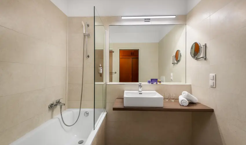 Club Tihany Hotel Tihany - Kedvezmnyes r csaldok rszreak flpanzis elltssal - teljes elrefizetssel (1 jtl)