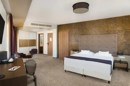 Corso Hotel P�cs - Kedvezm�nyes �r csal�dok r�sz�reak f�lpanzi�s ell�t�ssal (1 �jt�l)