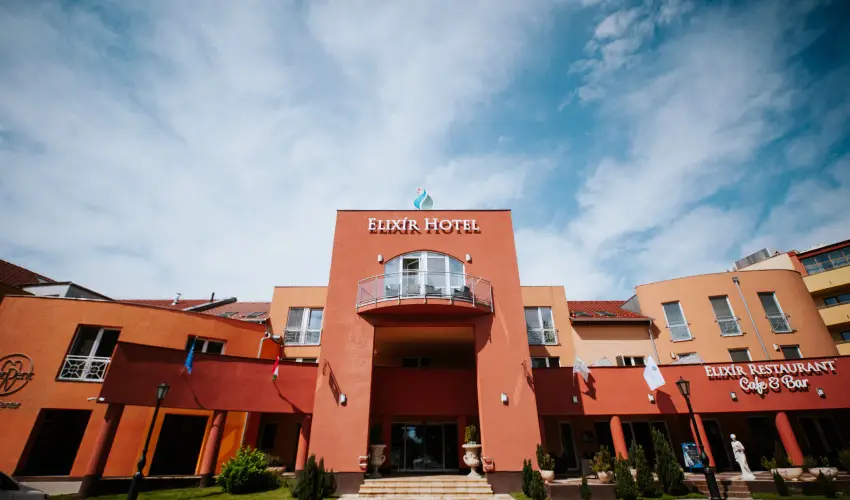 Elixír Medical Wellness Hotel Mórahalom - Kedvezményes ár családok részére félpanzióval, fürdőhasználattal (1 éjtől)