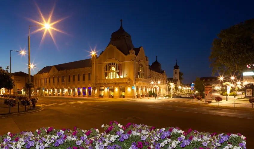 Erzs�bet Kir�lyn� Sz�lloda G�d�ll� - Kedvezm�nyes �r reggelivel (1 �jt�l)