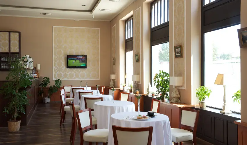Erzs�bet Kir�lyn� Sz�lloda G�d�ll� - Kedvezm�nyes �r reggelivel (1 �jt�l)