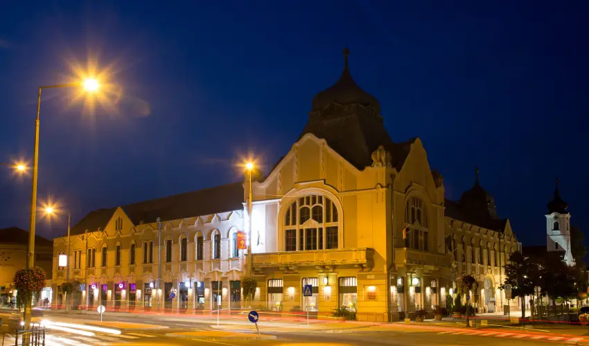 Erzs�bet Kir�lyn� Sz�lloda G�d�ll� - Kedvezm�nyes �r reggelivel (1 �jt�l)