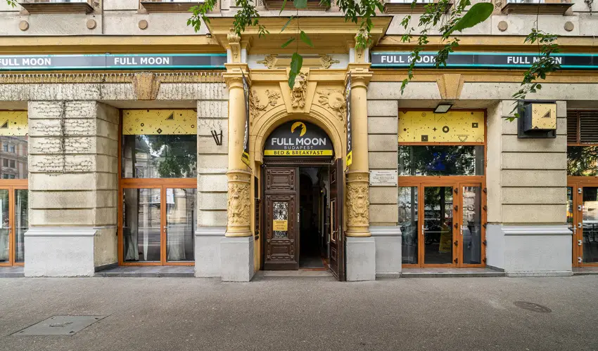 Full Moon Budapest - Kedvezmnyes r csaldok rszreak