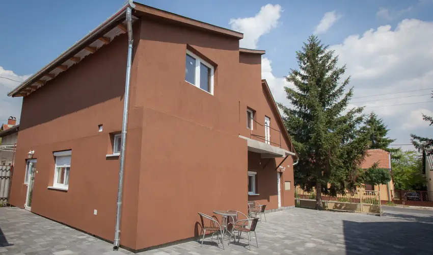 Gesztenys Vendghz Gyula - Kedvezmnyes r csaldok rszreak (1 jtl)