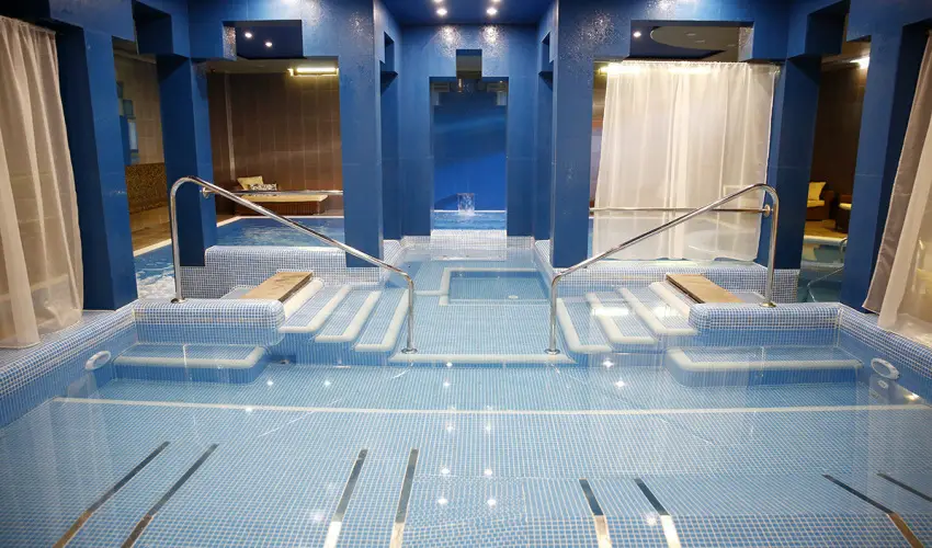 Golden Ball Club Hotel Gy�r - Kedvezm�nyes �r csal�dok r�sz�reak reggelis ell�t�ssal (1 �jt�l)