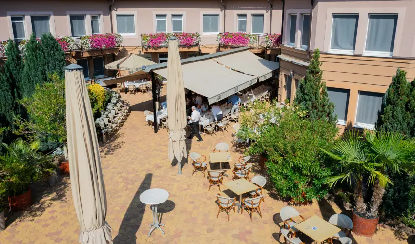 Granada Konferencia Wellness �s Sport Hotel Kecskem�t - �des Kettesben (1 �jt�l)