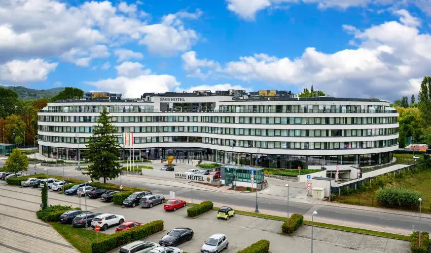 Grand Hotel Esztergom Esztergom - Flpanzis napi r frdbelpvel (1 jtl)