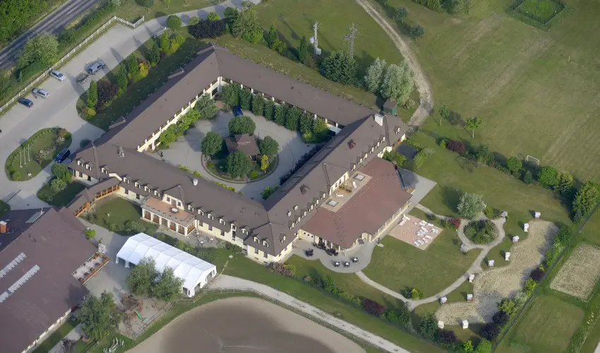 H�tk�ti Wellness Hotel & Lovaspark M�r - Kedvezm�nyes �r csal�dok r�sz�reak reggelis ell�t�ssal (1 �jt�l)