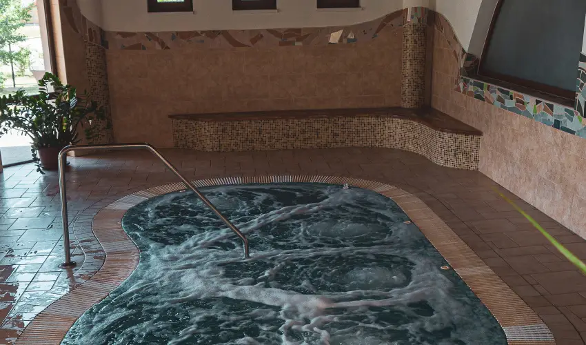 H�tk�ti Wellness Hotel & Lovaspark M�r - Kedvezm�nyes �r csal�dok r�sz�reak reggelis ell�t�ssal (1 �jt�l)