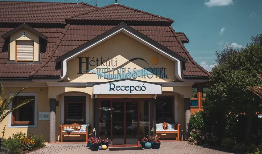 H�tk�ti Wellness Hotel & Lovaspark M�r - Kedvezm�nyes �r csal�dok r�sz�reak reggelis ell�t�ssal (1 �jt�l)