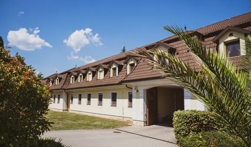 H�tk�ti Wellness Hotel & Lovaspark M�r - Kedvezm�nyes �r csal�dok r�sz�reak reggelis ell�t�ssal (1 �jt�l)