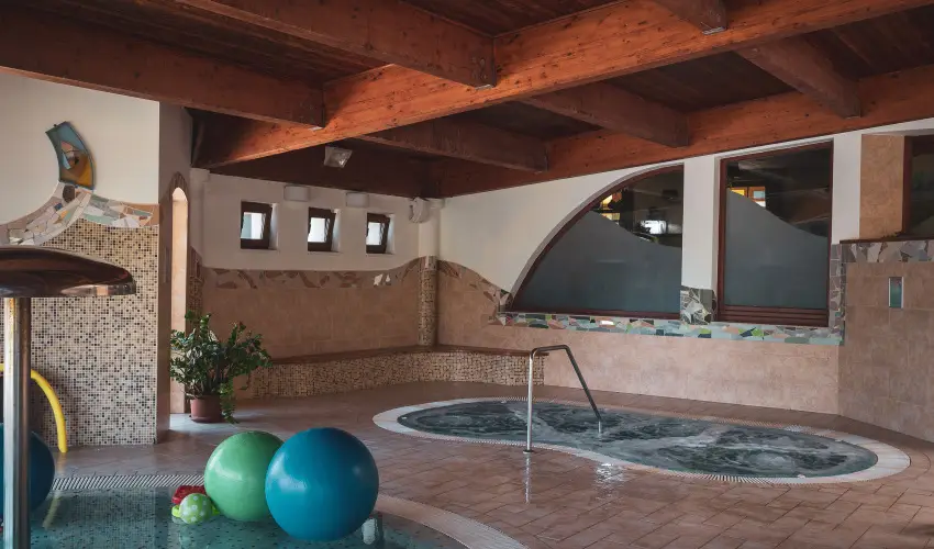 H�tk�ti Wellness Hotel & Lovaspark M�r - Kedvezm�nyes �r csal�dok r�sz�reak reggelis ell�t�ssal (1 �jt�l)