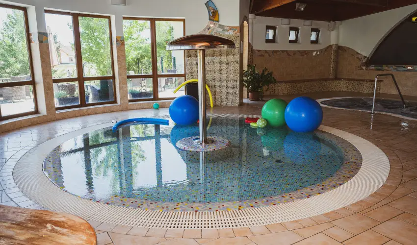 H�tk�ti Wellness Hotel & Lovaspark M�r - Kedvezm�nyes �r csal�dok r�sz�reak reggelis ell�t�ssal (1 �jt�l)