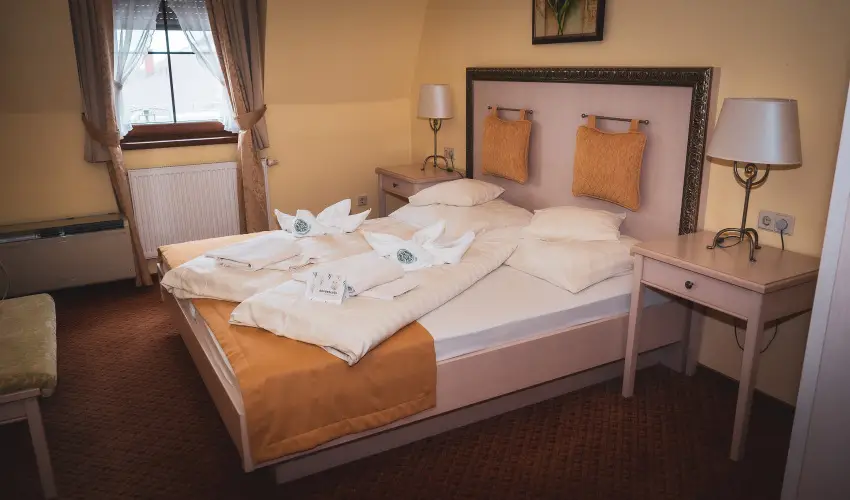 H�tk�ti Wellness Hotel & Lovaspark M�r - Kedvezm�nyes �r csal�dok r�sz�reak reggelis ell�t�ssal (1 �jt�l)