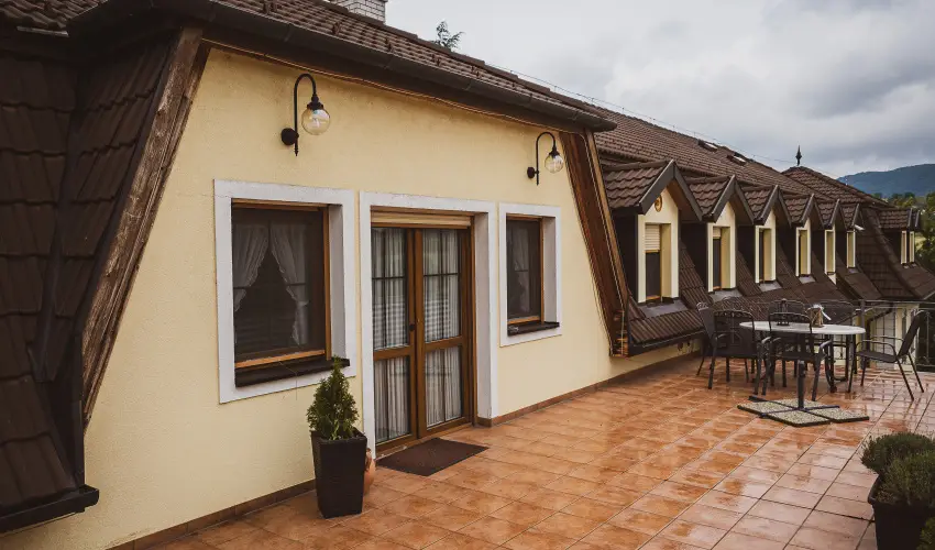 H�tk�ti Wellness Hotel & Lovaspark M�r - Kedvezm�nyes �r csal�dok r�sz�reak reggelis ell�t�ssal (1 �jt�l)