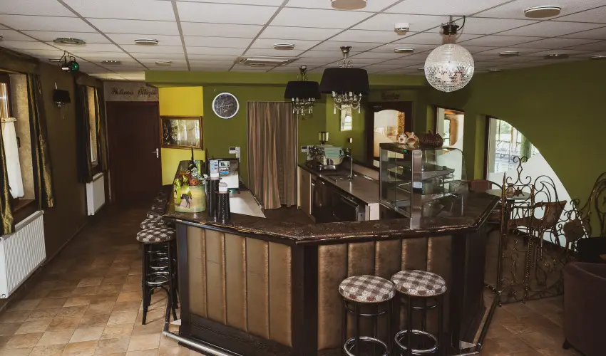 H�tk�ti Wellness Hotel & Lovaspark M�r - Kedvezm�nyes �r csal�dok r�sz�reak reggelis ell�t�ssal (1 �jt�l)