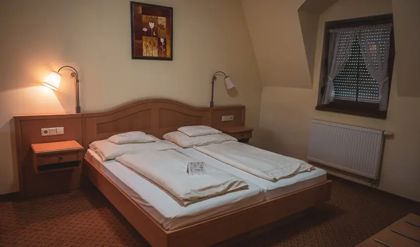 H�tk�ti Wellness Hotel & Lovaspark M�r - Kedvezm�nyes �r csal�dok r�sz�reak reggelis ell�t�ssal (1 �jt�l)