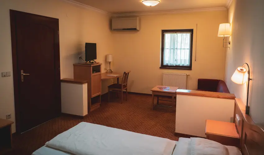 H�tk�ti Wellness Hotel & Lovaspark M�r - Kedvezm�nyes �r csal�dok r�sz�reak reggelis ell�t�ssal (1 �jt�l)