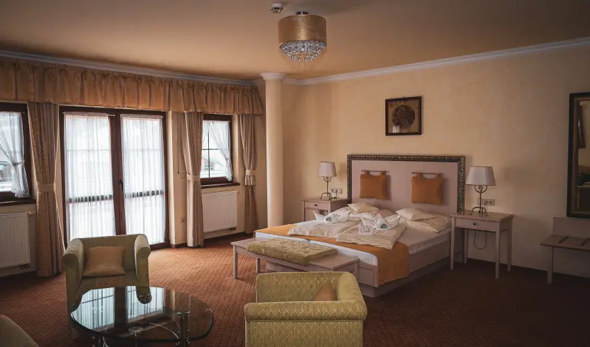 H�tk�ti Wellness Hotel & Lovaspark M�r - Kedvezm�nyes �r csal�dok r�sz�reak reggelis ell�t�ssal (1 �jt�l)