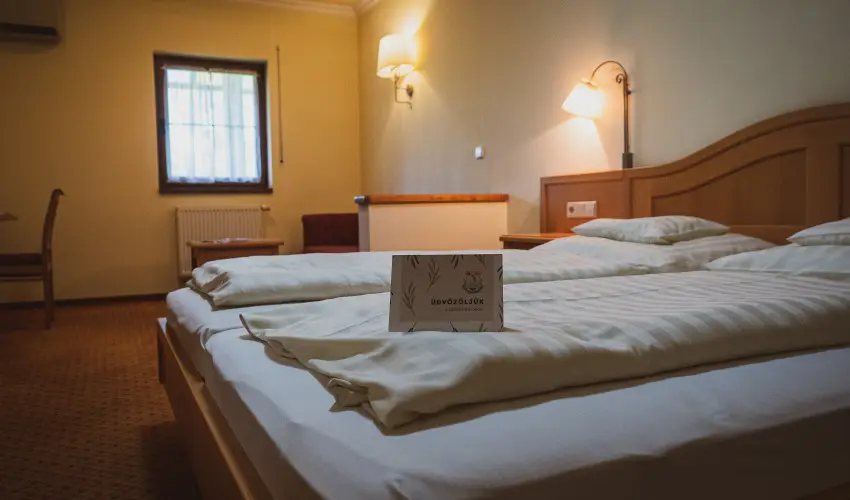 H�tk�ti Wellness Hotel & Lovaspark M�r - Kedvezm�nyes �r csal�dok r�sz�reak reggelis ell�t�ssal (1 �jt�l)