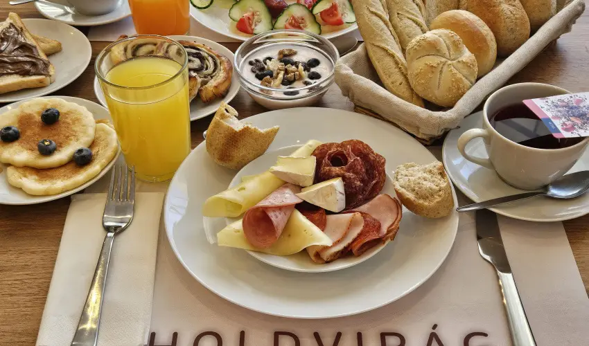 Holdvir�g Hotel S�rv�r - Kedvezm�nyes �r csal�dok r�sz�reak f�lpanzi�val (1 �jt�l)