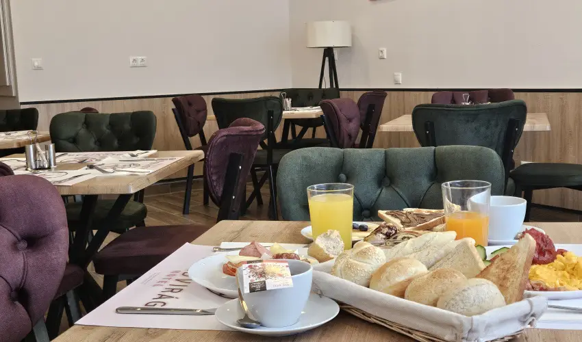 Holdvir�g Hotel S�rv�r - Kedvezm�nyes �r csal�dok r�sz�reak f�lpanzi�val (1 �jt�l)