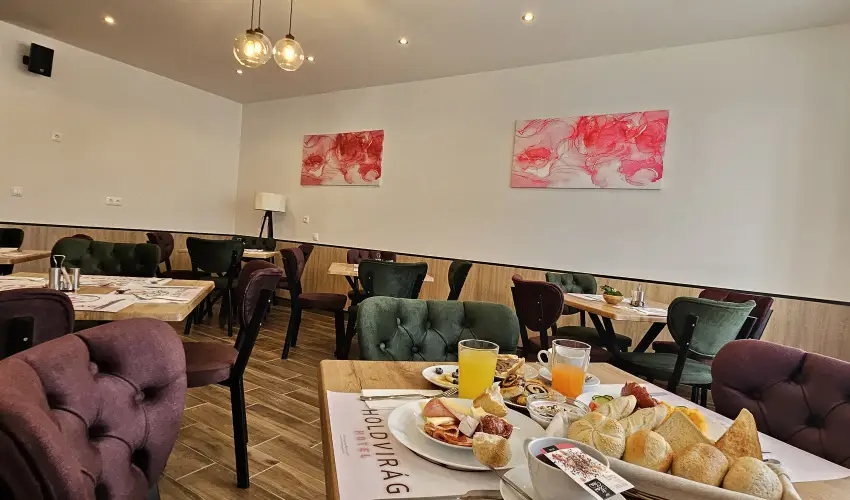 Holdvir�g Hotel S�rv�r - Kedvezm�nyes �r csal�dok r�sz�reak f�lpanzi�val (1 �jt�l)