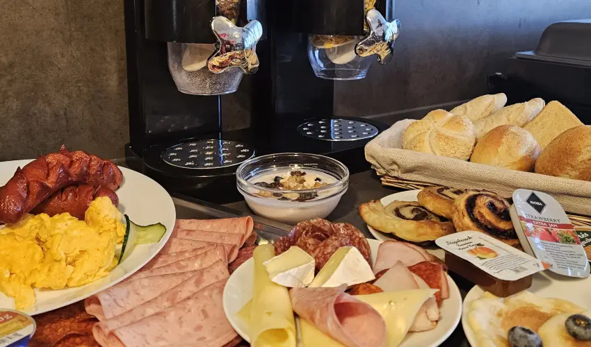 Holdvir�g Hotel S�rv�r - Kedvezm�nyes �r csal�dok r�sz�reak f�lpanzi�val (1 �jt�l)