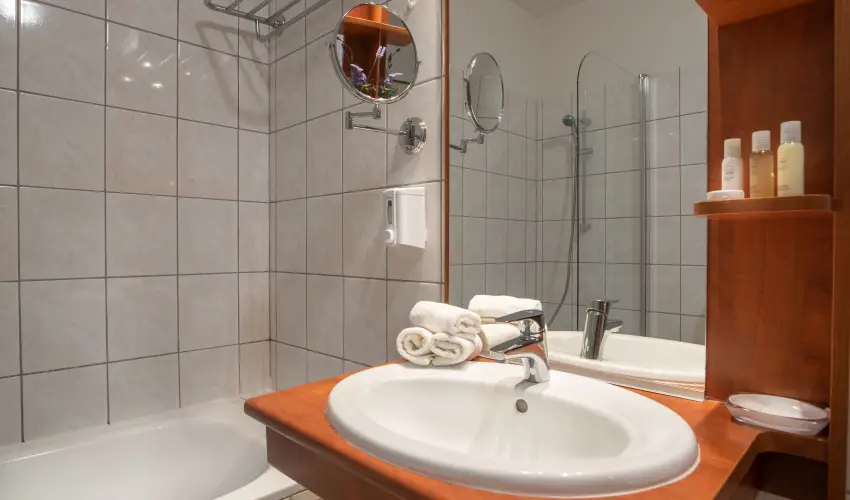 Holdvir�g Hotel S�rv�r - Kedvezm�nyes �r csal�dok r�sz�reak f�lpanzi�val (1 �jt�l)