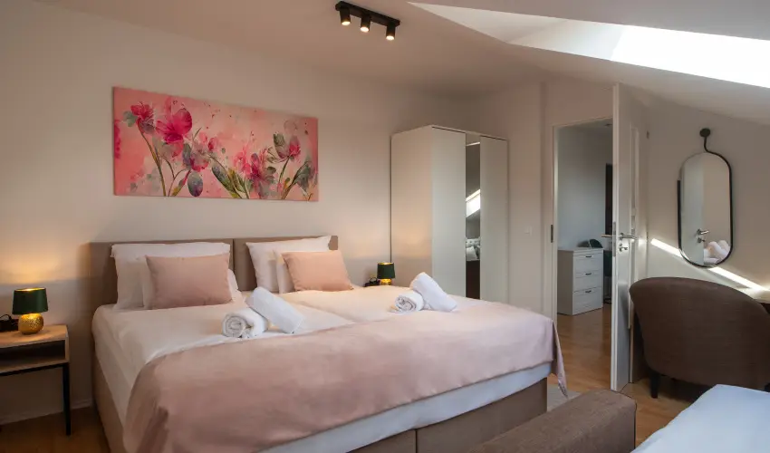 Holdvir�g Hotel S�rv�r - Kedvezm�nyes �r csal�dok r�sz�reak f�lpanzi�val (1 �jt�l)