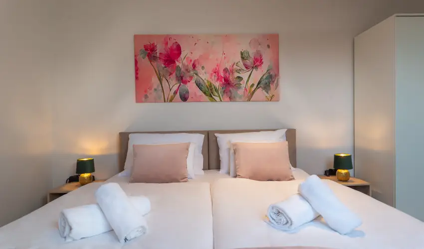 Holdvir�g Hotel S�rv�r - Kedvezm�nyes �r csal�dok r�sz�reak f�lpanzi�val (1 �jt�l)