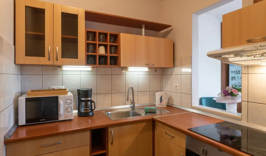 Holdvir�g Hotel S�rv�r - Kedvezm�nyes �r csal�dok r�sz�reak f�lpanzi�val (1 �jt�l)