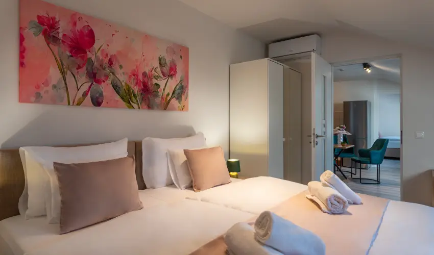 Holdvir�g Hotel S�rv�r - Kedvezm�nyes �r csal�dok r�sz�reak f�lpanzi�val (1 �jt�l)