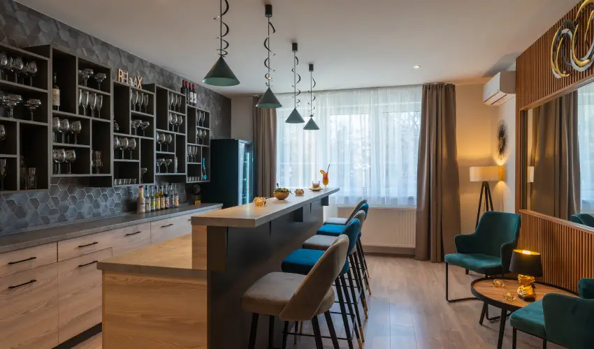 Holdvir�g Hotel S�rv�r - Kedvezm�nyes �r csal�dok r�sz�reak f�lpanzi�val (1 �jt�l)