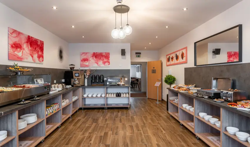 Holdvir�g Hotel S�rv�r - Kedvezm�nyes �r csal�dok r�sz�reak f�lpanzi�val (1 �jt�l)