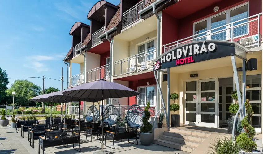 Holdvir�g Hotel S�rv�r - Kedvezm�nyes �r csal�dok r�sz�reak f�lpanzi�val (1 �jt�l)