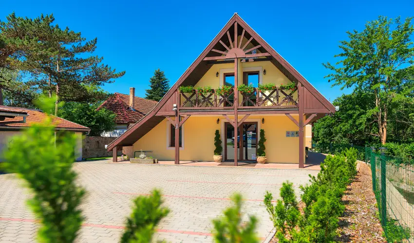 Honti Panzi� Visegr�d - Kedvezm�nyes �r csal�dok r�sz�reak (1 �jt�l)