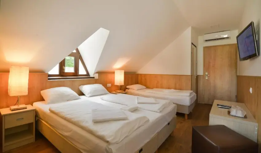 Honti Panzi� Visegr�d - Kedvezm�nyes �r csal�dok r�sz�reak (1 �jt�l)